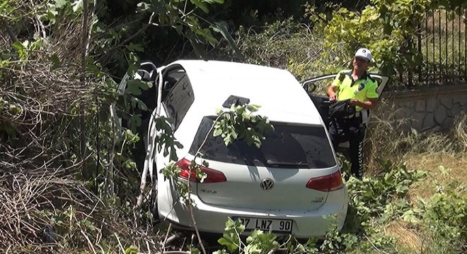 Antalya da otomobil bahçeye girdi: 1 yaralı