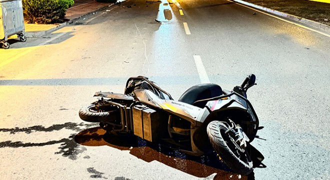 Antalya da otomobilin çarptığı motosikletli hayatını kaybetti
