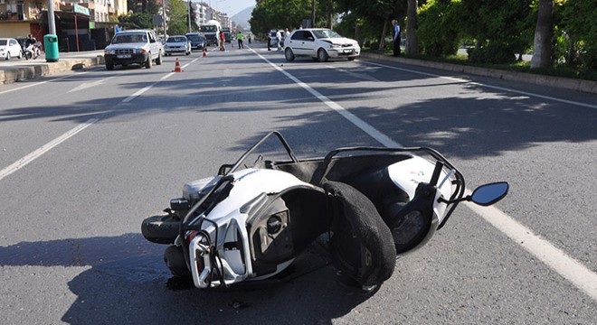 Antalya da otomobilin çarptığı motosikletli yaralandı