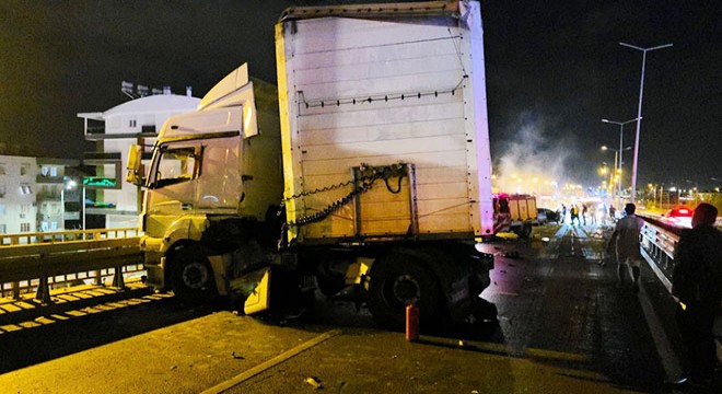 Antalya da otomobille çarpışan TIR sürücüsü yaralandı