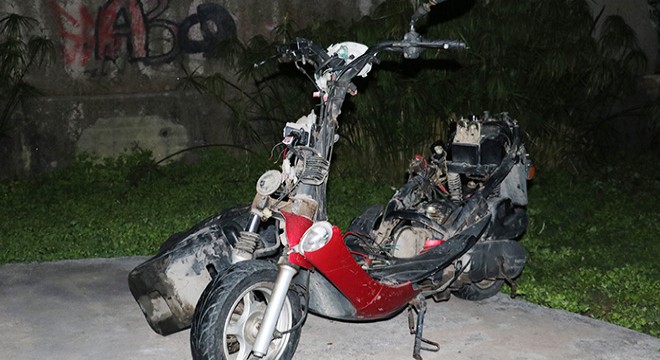 Antalya da parkta motoru sökülmüş motosiklet bulundu