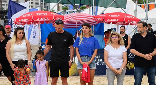 Antalya da plaj hentbolunda duygulandıran görüntü