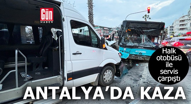 Antalya da refüje çıkan halk otobüsü ile servis çarpıştı