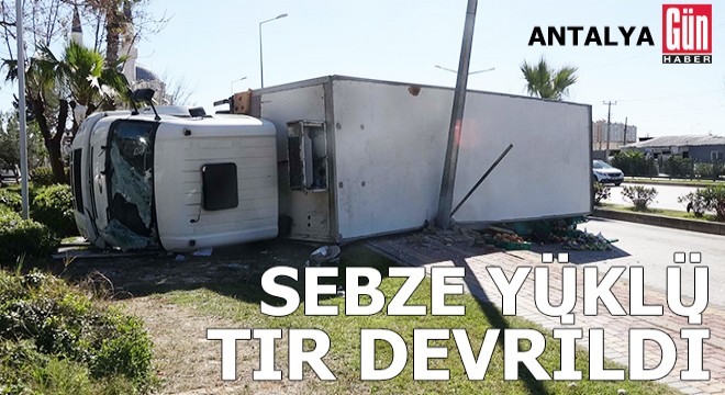 Antalya da sebze meyve yüklü TIR devrildi