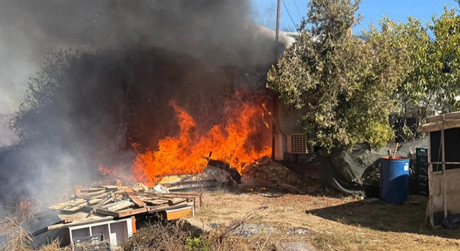 Antalya da çıkan yangın eve sıçradı