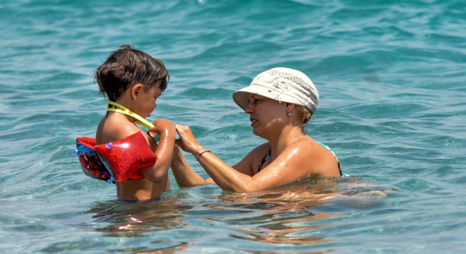Antalya da sıcak havada deniz keyfi