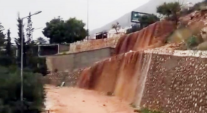 Antalya da şiddetli yağış su baskınlarına neden oldu