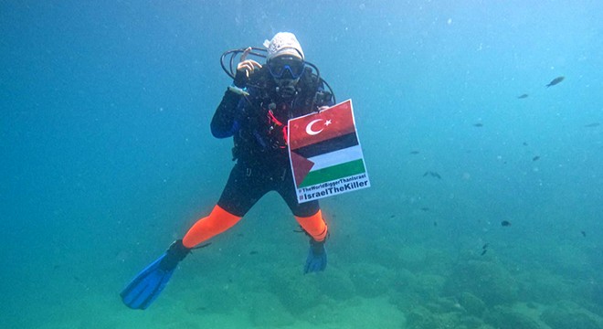 Antalya da su altında işaret diliyle Gazze eylemi