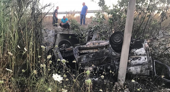 Antalya da takla atan araç direğe çarptı; sürücü öldü