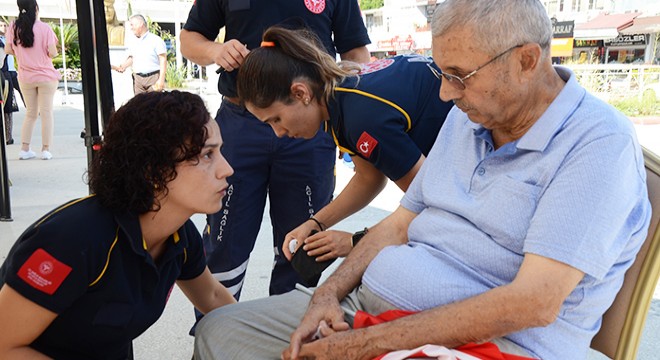 Antalya da tansiyonu düşen gaziye sağlık görevlileri müdahale etti