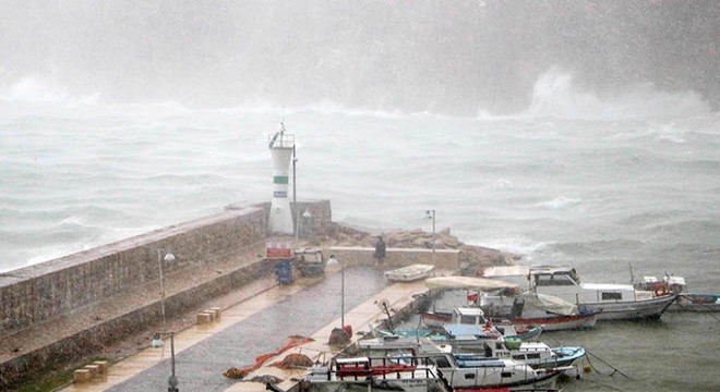 Antalya da tekneler dalgaların arasında kaldı