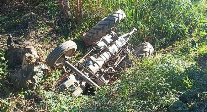 Antalya da traktör devrildi, sürücüsü yara almadan kurtuldu