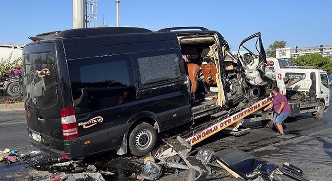 Antalya da tur minibüsü TIR a çarptı: 2 ölü, 10 yaralı