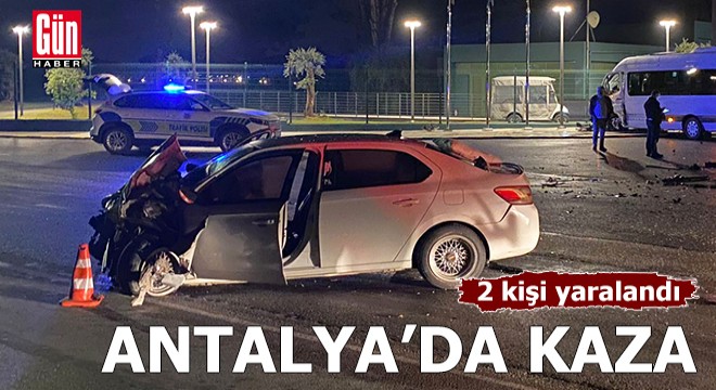 Antalya da tur minibüsüyle otomobil çarpıştı: 2 yaralı