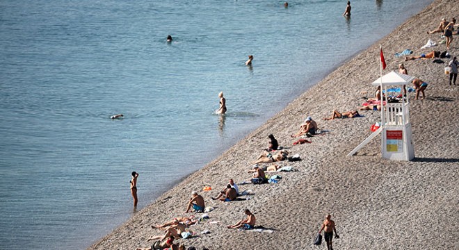 Turistler 24 derece su sıcaklığında denize girdi