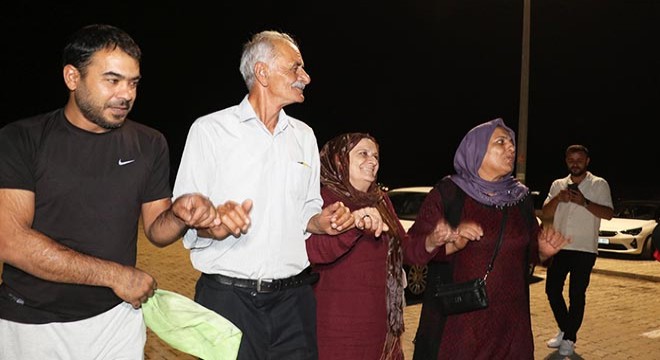 Antalya da yakınlarını karşılamak için gittikleri cezaevi önünde halay çektiler