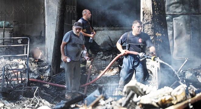 Antalya da yangına müdahale eden itfaiyecilere su taşıdı