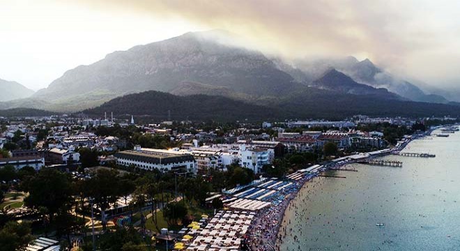 Antalya da yangında paniğe kapılan tatilcilerin yakınlarına görüntülü ikna