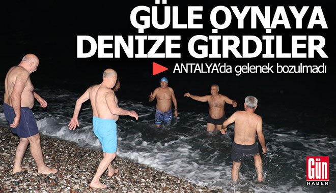 Antalya'da yılbaşı gecesi denize girme geleneği bozulmadı