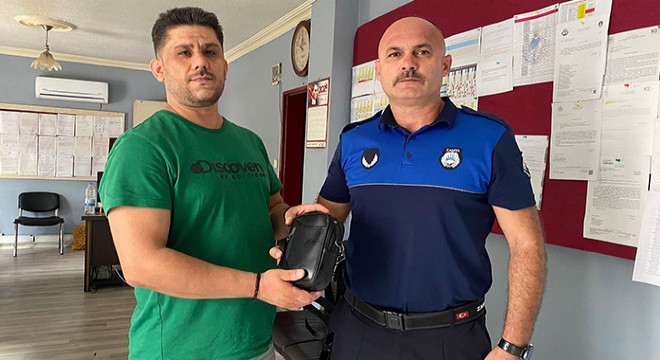 Antalya da zabıta bulduğu çantayı sahibine teslim etti