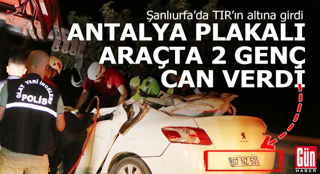 Antalya plakalı araç TIR ın altına girdi; 2 genç can verdi