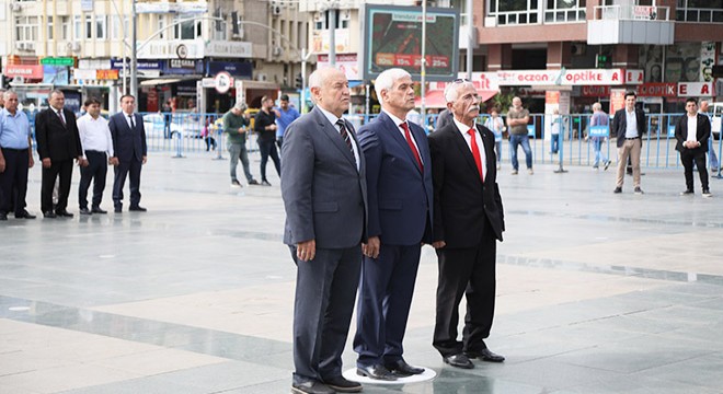 Antalyalı muhtarlardan anıta çelenk