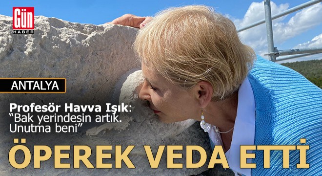 Antalyalı profesörden öpücüklü veda