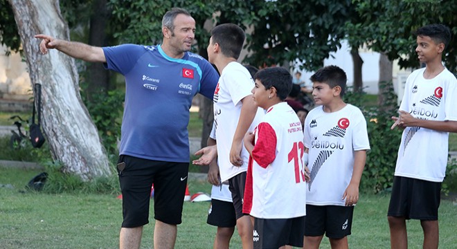 Antalyalı muhtar, mahallesine futbol sahası kazandırdı