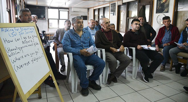 Antalyalı taksiciler durakta İngilizce öğreniyor