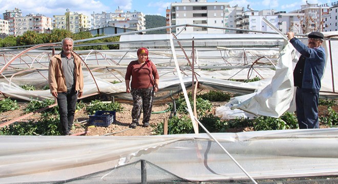 Antalyalı üretici hortumun yaralarını sarmaya çalışıyor