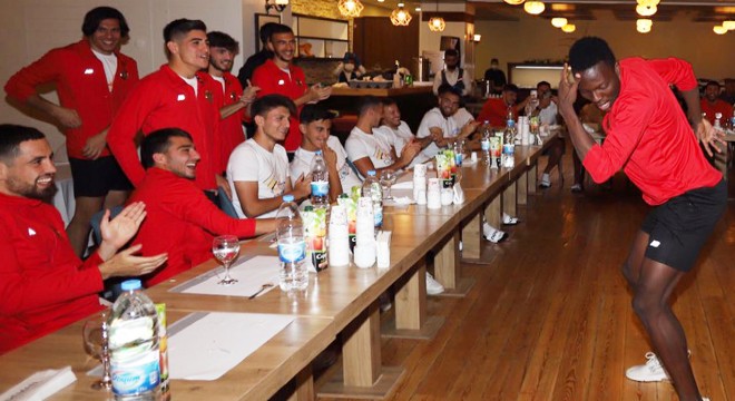 Antalyaspor'da, geleneksel 'çaylak' eğlencesi