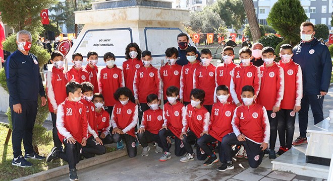 Antalyaspor'un U12 takımından şehitlik ziyareti