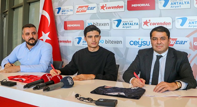 Antalyaspor, altyapıdan 17 yaşındaki 3 oyuncuya imza attırdı