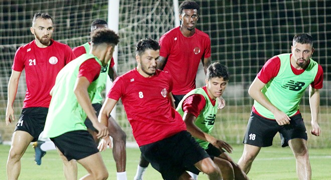 Antalyaspor da 9 futbolcu gitti, 10 futbolcu geldi