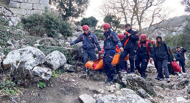 Antik kentin surlarından düşen turistin ayağı kırıldı