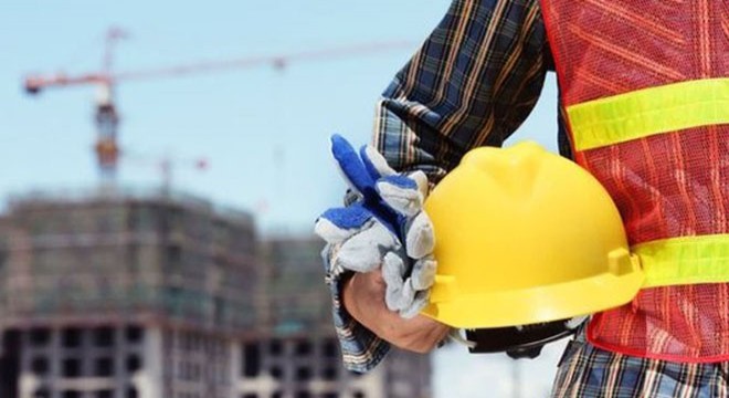 Apartman inşaatının merdiveni çöktü; 1 işçi ağır yaralı