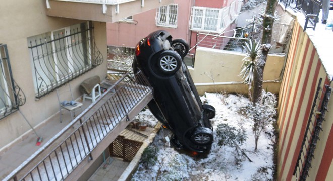 Apartmanın bahçesine uçan araç dik durdu