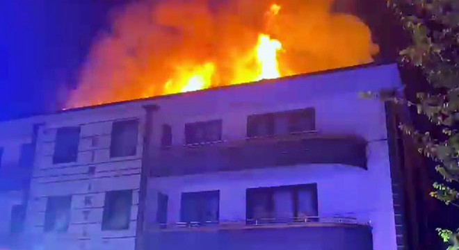 Apartmanın çatısı alev alev yandı