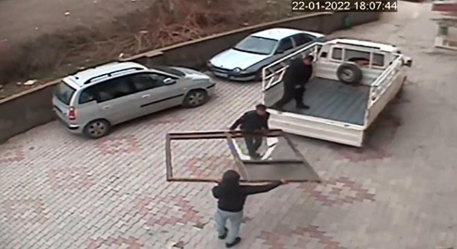 Araç kiralayıp, bina önündeki malzemeleri çaldılar