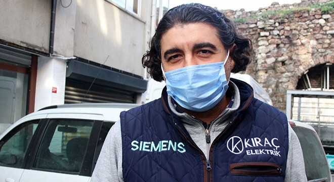 Araca malzeme yüklerken ölümden döndü