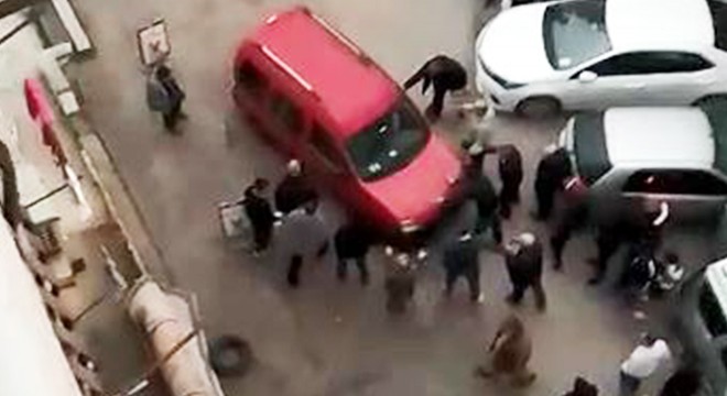 ‘Aracıma neden çarptın' kavgası kamerada
