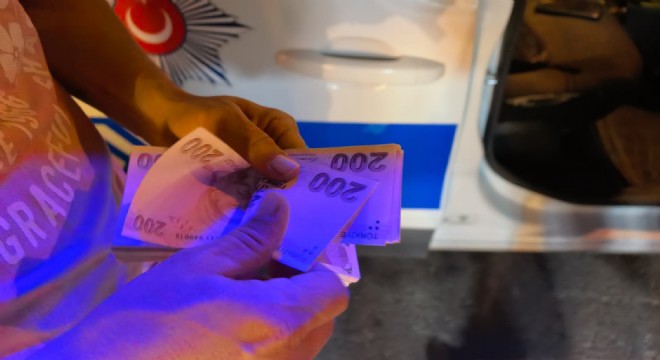 Aracın üzerinde bulduğu çantadan 30 bin TL çıktı
