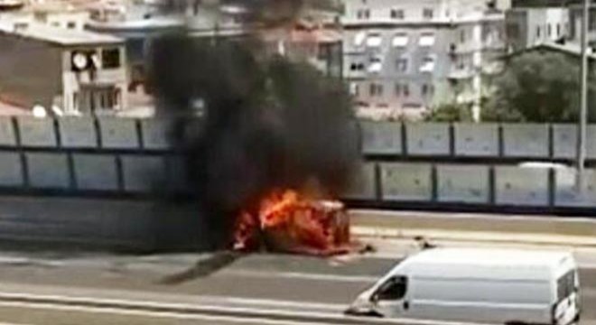 Aracında çıkan yangını söndürmek isterken yaralandı