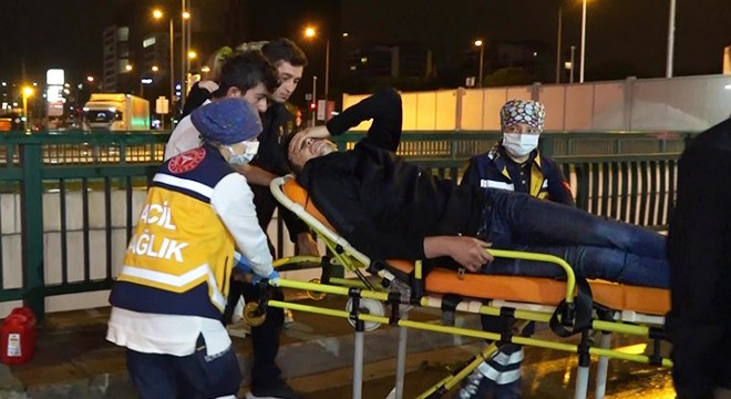 Aracının yakıtı biten kadına yardım ederken otomobil çarptı