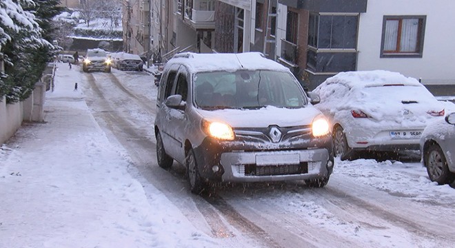 Araçlar buzlu yollarda kaydı, sürücüler zor anlar yaşadı