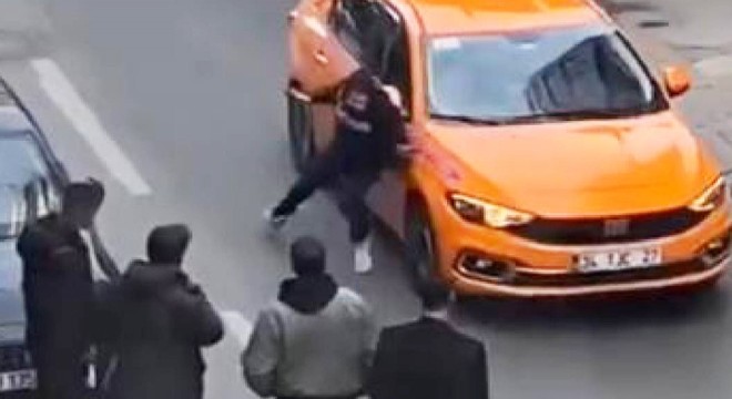 Araçların önünü kesti, taksinin kaputunun üzerine yattı