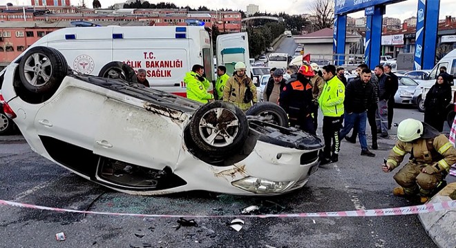 Araçta sıkışan sürücüyü elbirliğiyle kurtardılar