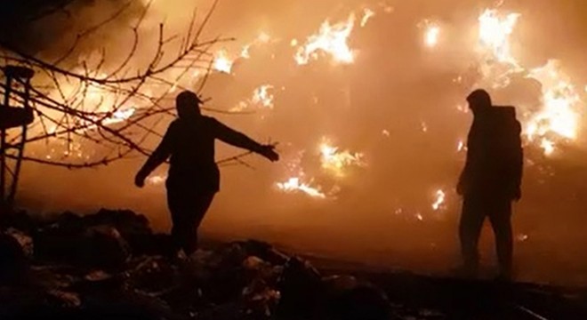 Arazi yangınında saman balyaları küle döndü