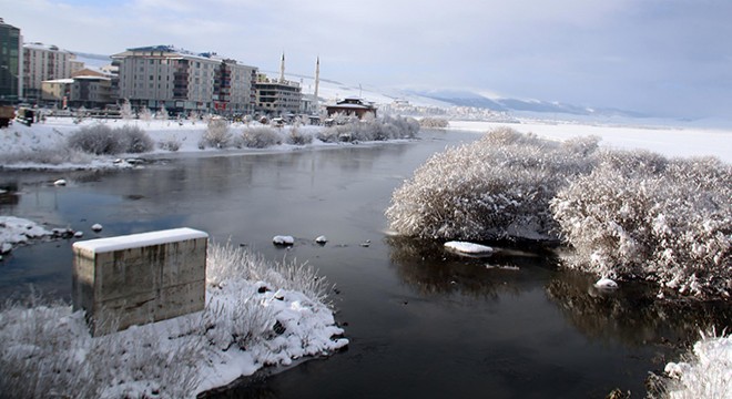 Ardahan'da Kura Nehri dondu