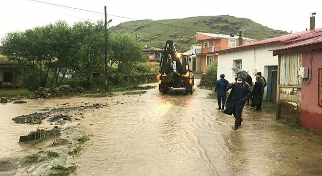 Ardahan da sel; evleri su bastı